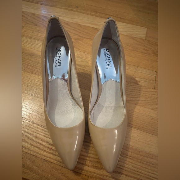 Michael Kors Beige Patent Leather Point Toe Stiletto Heels Pumps Shoes Size 9M - Picture 1 of 5